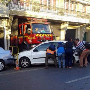 Auto bloquea la salida del carro bomba de su cuartel