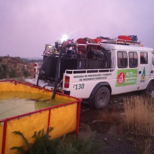 combate con equipo de agua abastecido a piscina