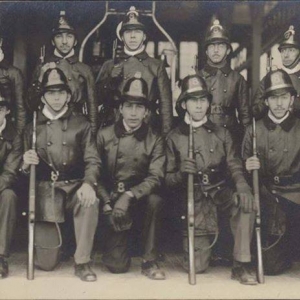 Bomberos defendiendo Chile