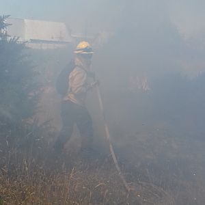 incendio forestal combate directo con equipo de agua