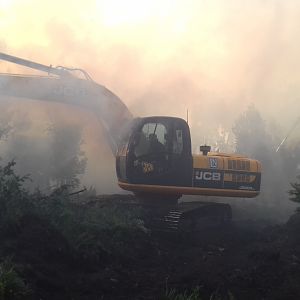 construcción de lineas cortafuego con excavadora