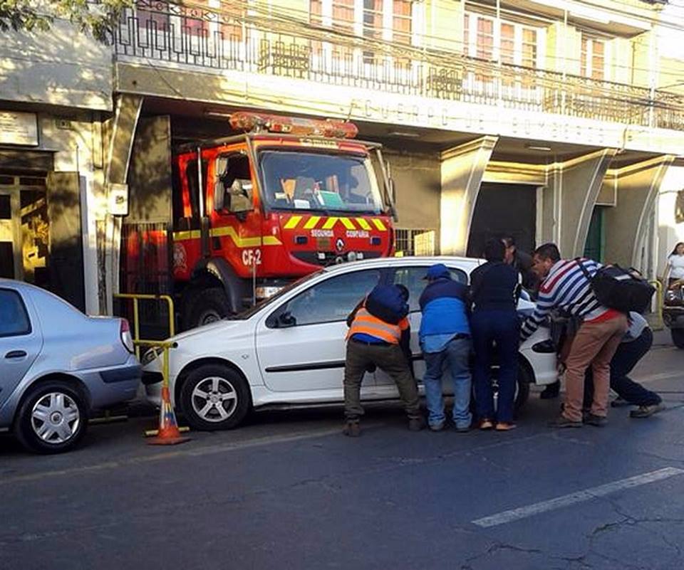 Auto bloquea la salida del carro bomba de su cuartel