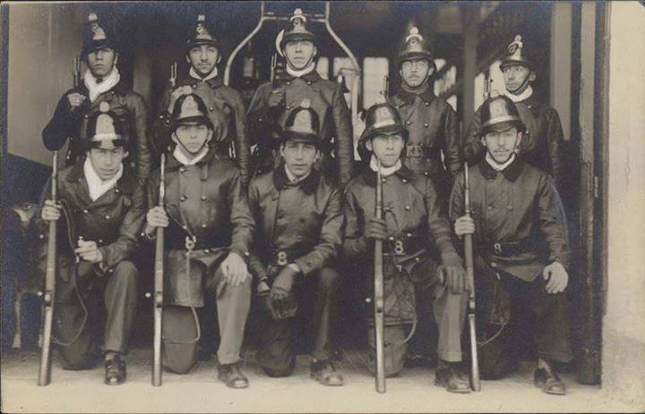 Bomberos defendiendo Chile