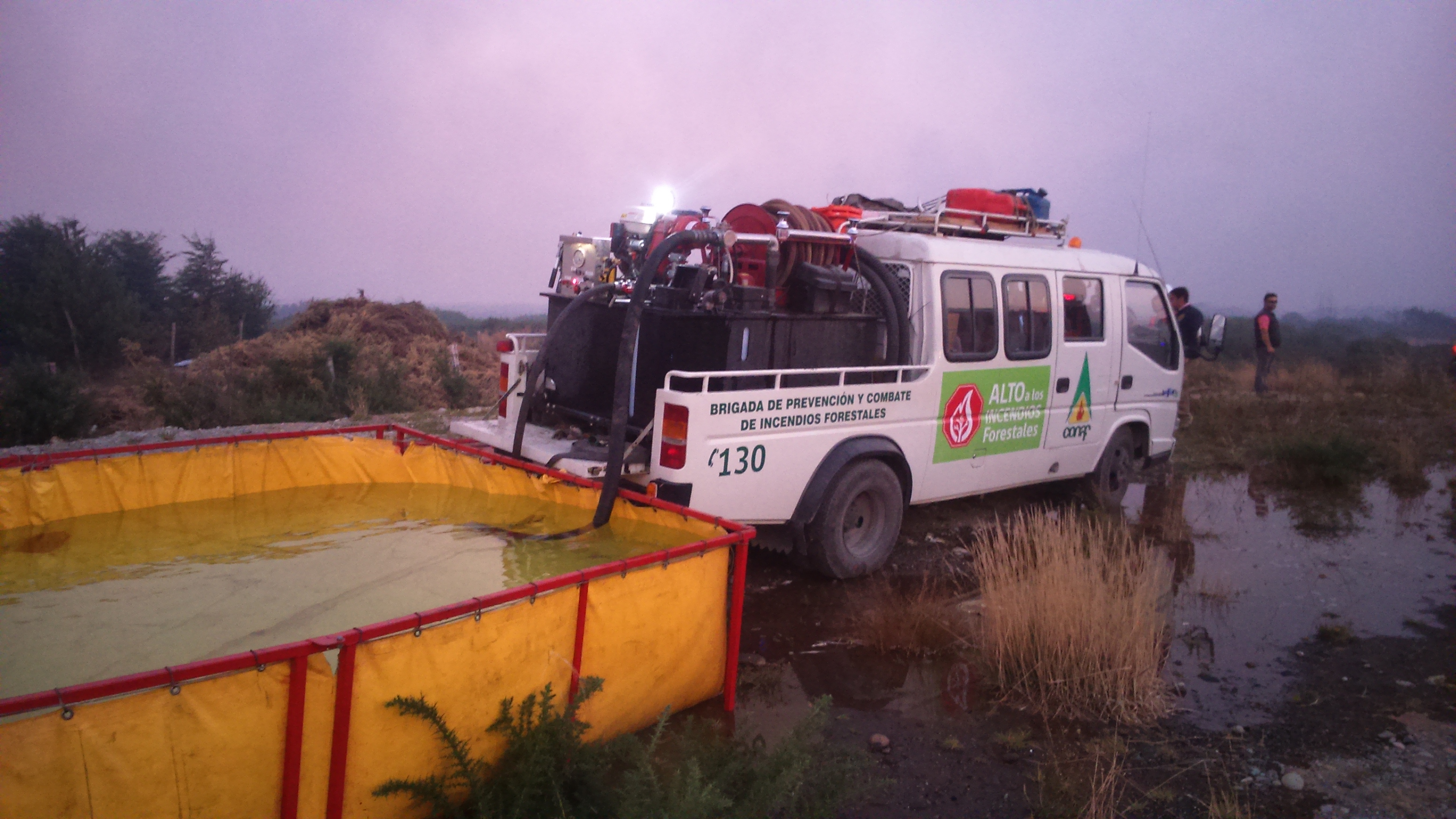 combate con equipo de agua abastecido a piscina