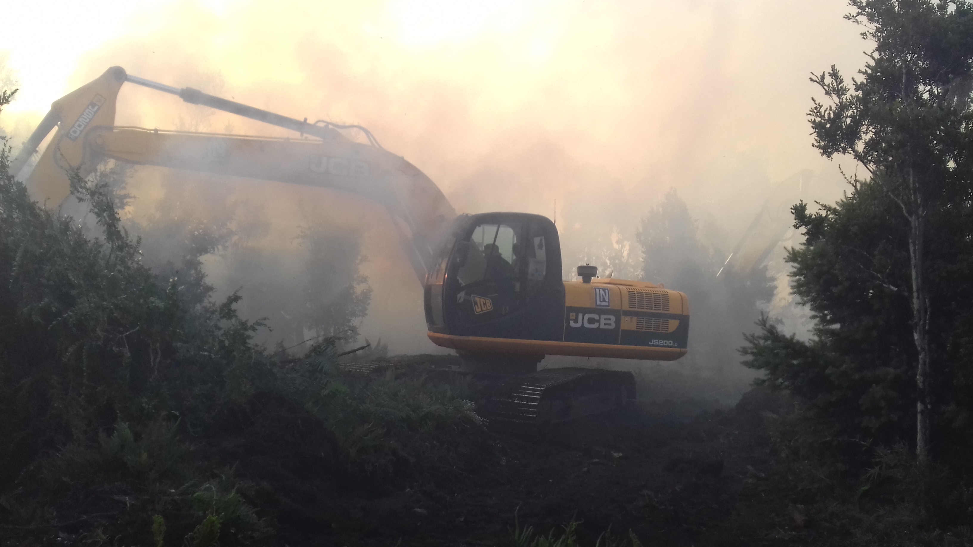 construcción de lineas cortafuego con excavadora